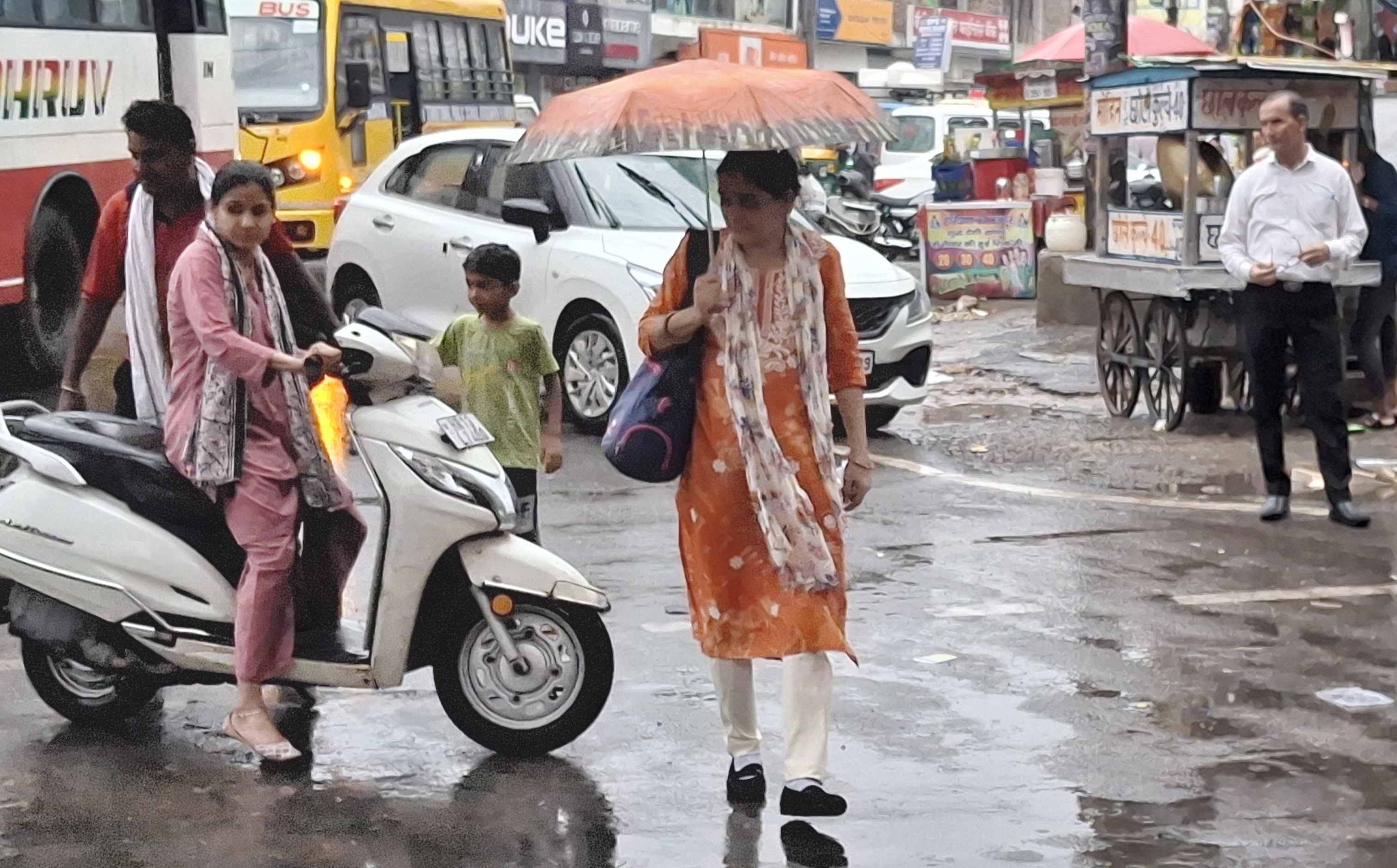 -फोटो 94 : मंगलवार को शहर में हुई बारिश के दौरान छाता लेकर गंतव्य की ओर जाती महिला। संवाद