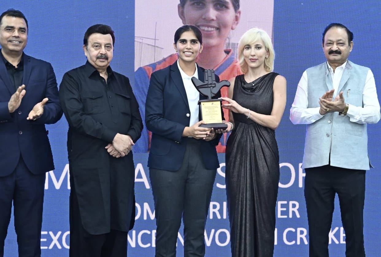 Young cricketer Aditi Sheoran honored with the Achievers Award.