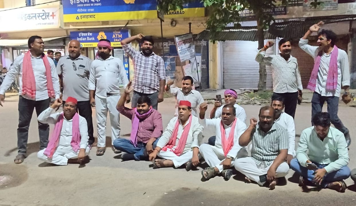 Congress and SP workers staged a protest.