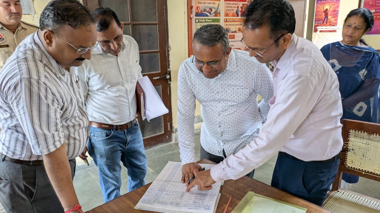 The Municipal Commissioner inspected the Aarohi Model School.