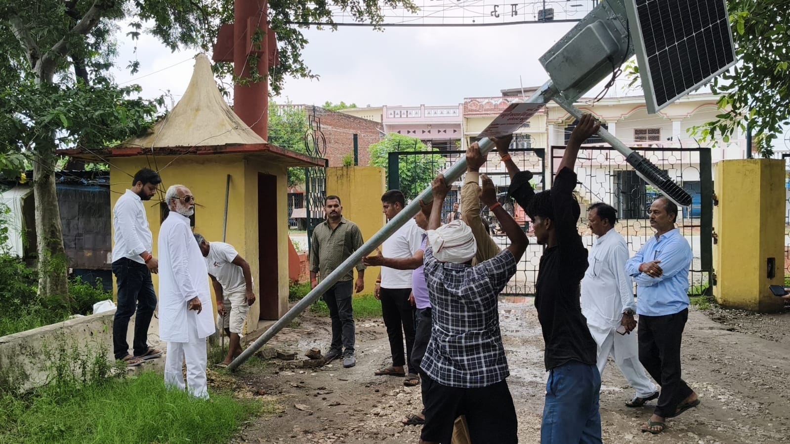 घोसी चीनी मिल में सोलर  लाइट लगाते लोग।संवाद