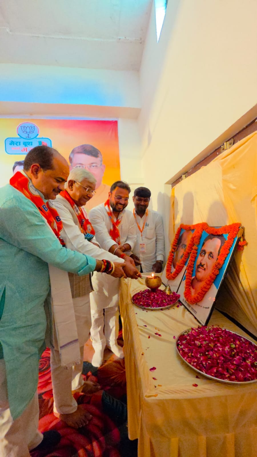 घोसी में बूथ अध्यक्ष सम्मेलन में पंडित दीन दयाल उपाध्याय एवं श्यामा प्रसाद मुखर्जी के चित्र पर 