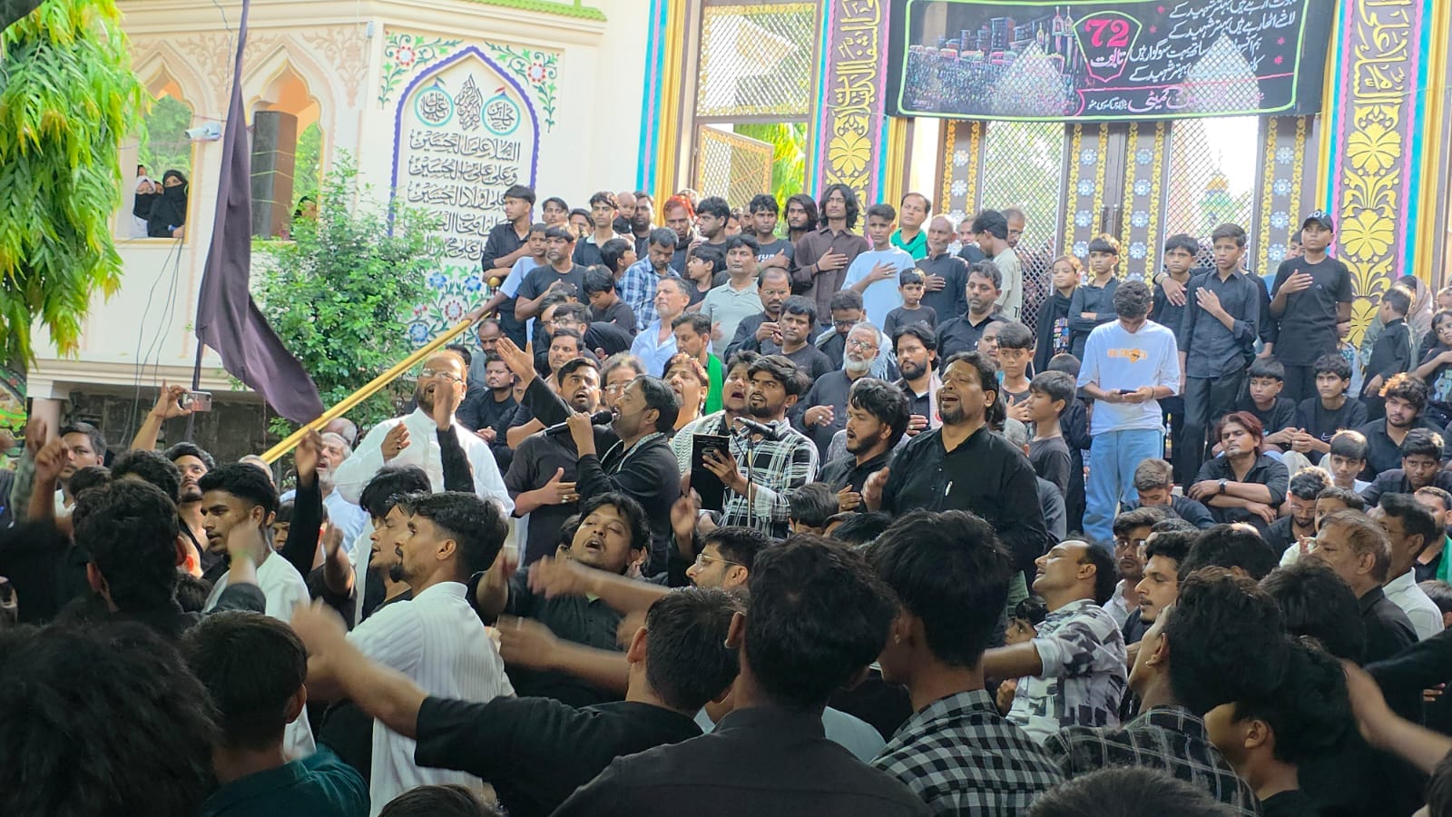 घोसी स्थित शिया मुहल्ले में 72ताबूत के जुलूस  नौवाखानी करते अकीदतमंद।संवाद