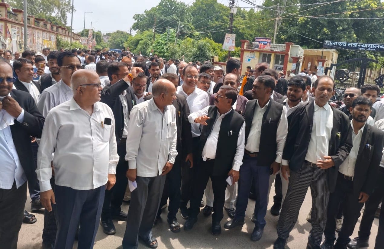 इलाहाबाद हाईकोर्ट के फैसले के विरोध में प्रदर्शन करते अधिवक्ता। संवाद
