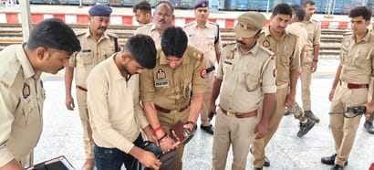 जंघई स्टेशन पर बम मिलने की अफवाह पर जांच करती पुलिस। पुलिस विभाग