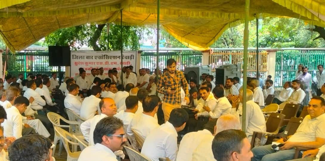 जिला बार एसोसिएशन के परिसर में धरने पर बैठे वकील। संवाद