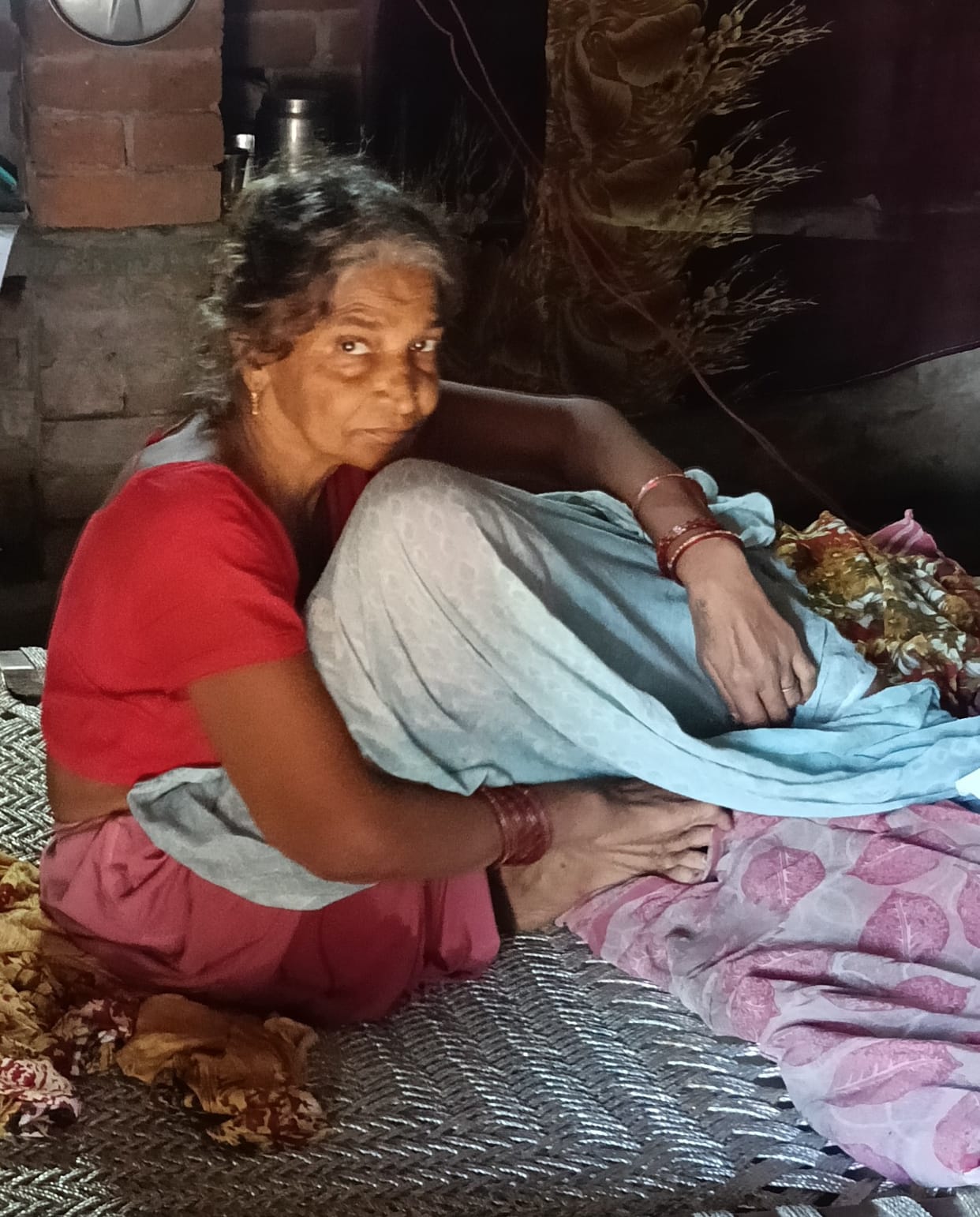 The mother who raised three sons has no one to support her in her old age