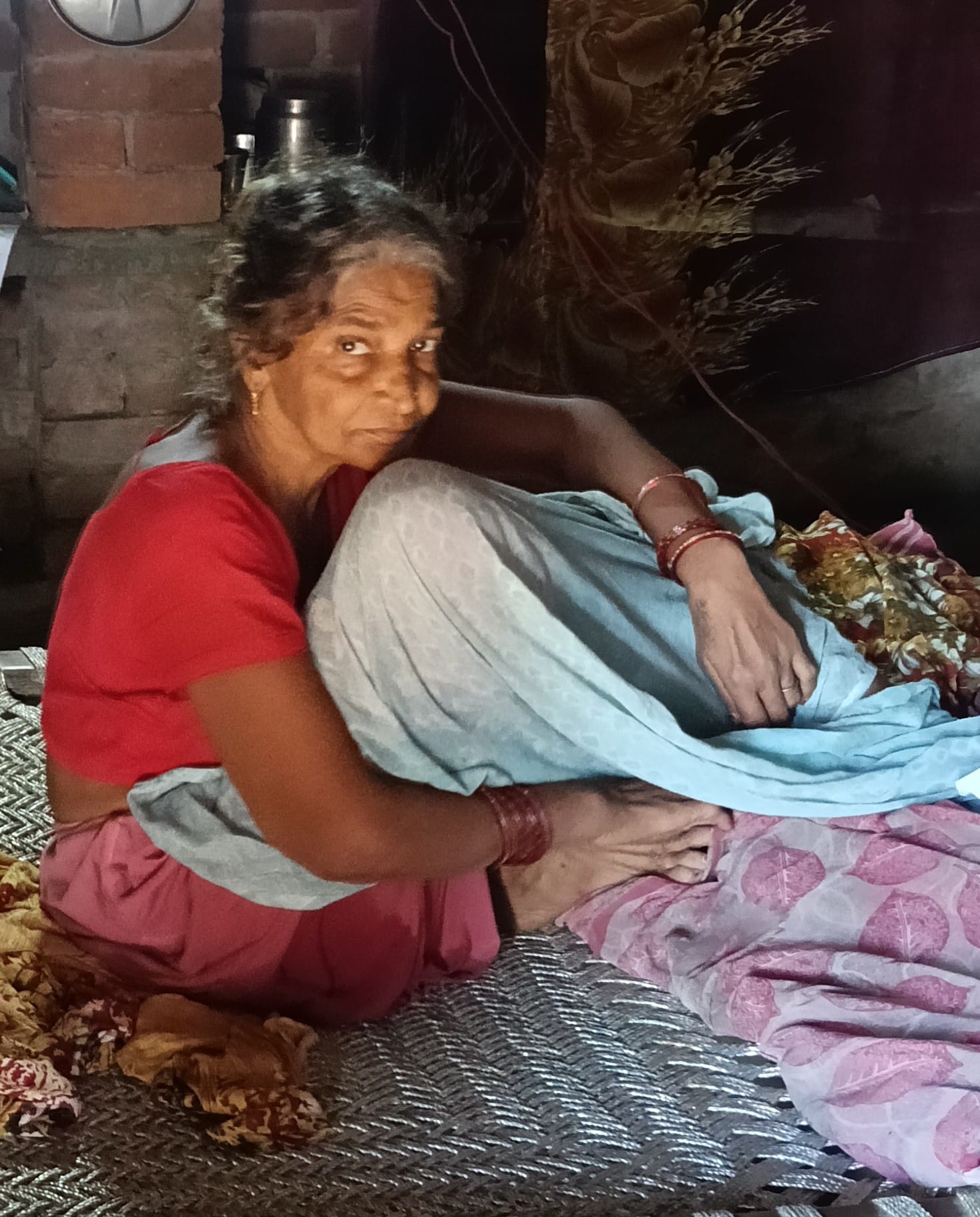 जलालपुर में बेटा और बहू होने के बाबजूद बीमार अवस्था में निराश्रित श्यामकली। संवाद