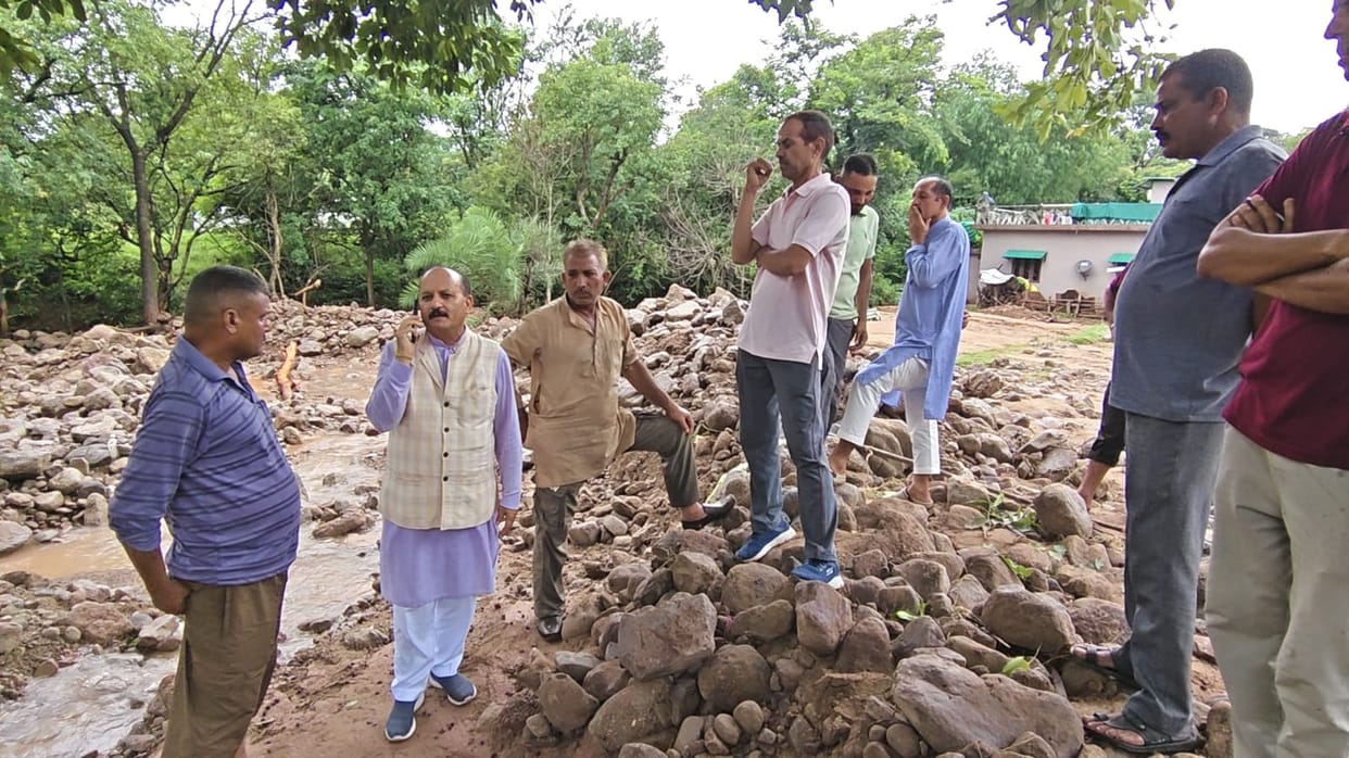 Four families on the verge of becoming homeless due to the change in the flow of the drain.