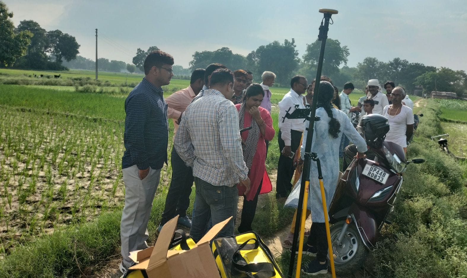 जयसिंहपुर के सहादतपुर में भूमि की पैमाइश करती राजस्व टीम। स्रोत-विभाग