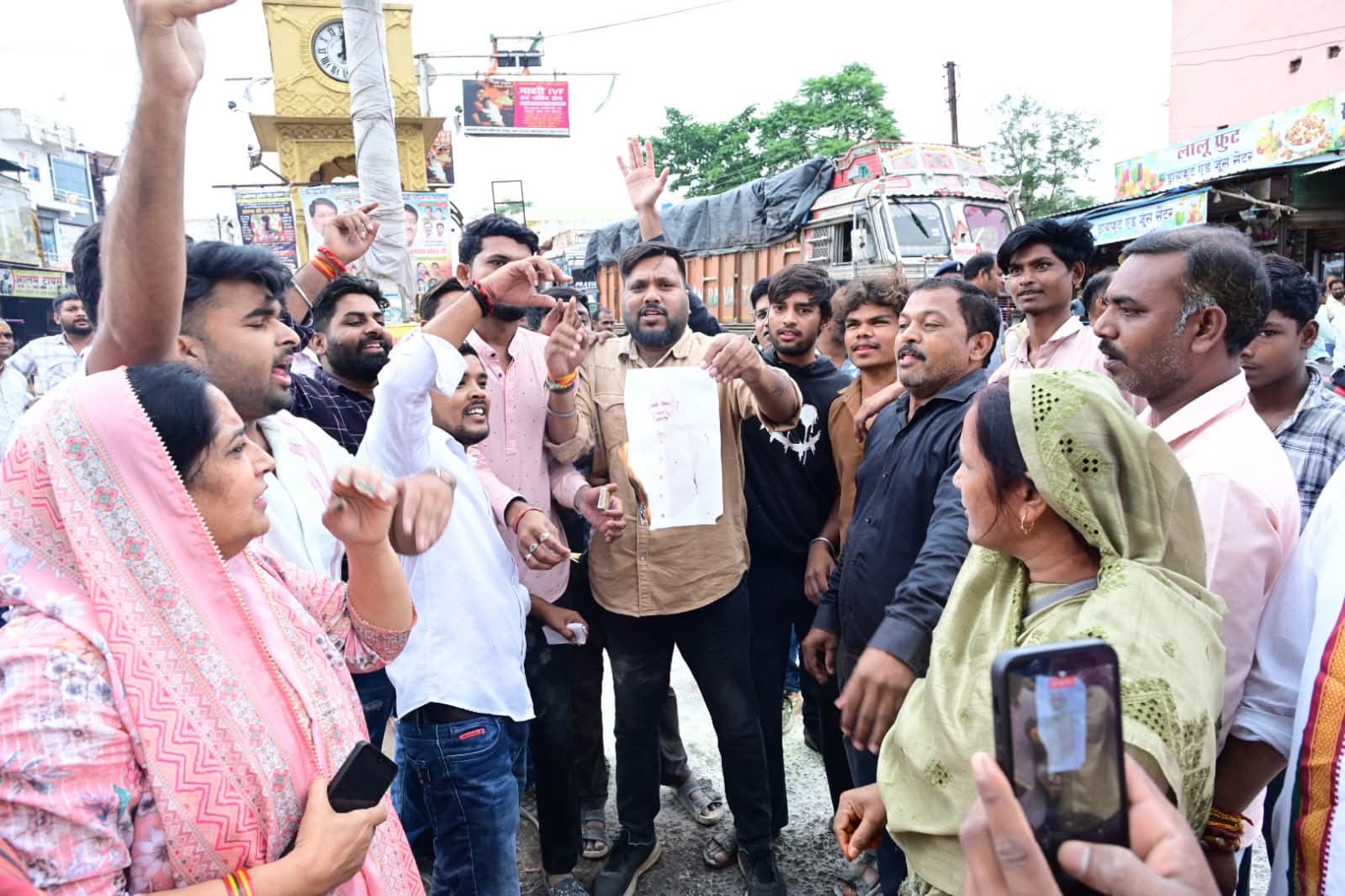 कांग्रेस कार्यकर्ताओं ने यह प्रदर्शन किया है