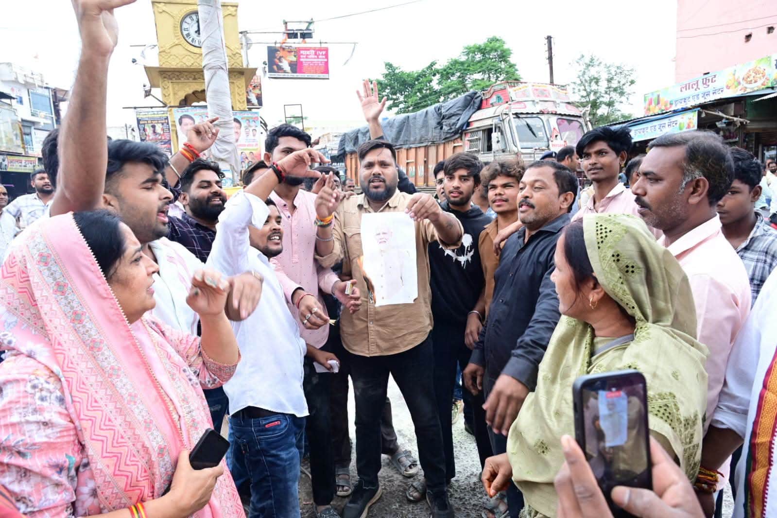 कांग्रेस कार्यकर्ताओं ने यह प्रदर्शन किया है