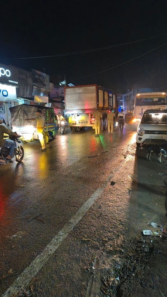Risk of accidents due to truck movement in the market