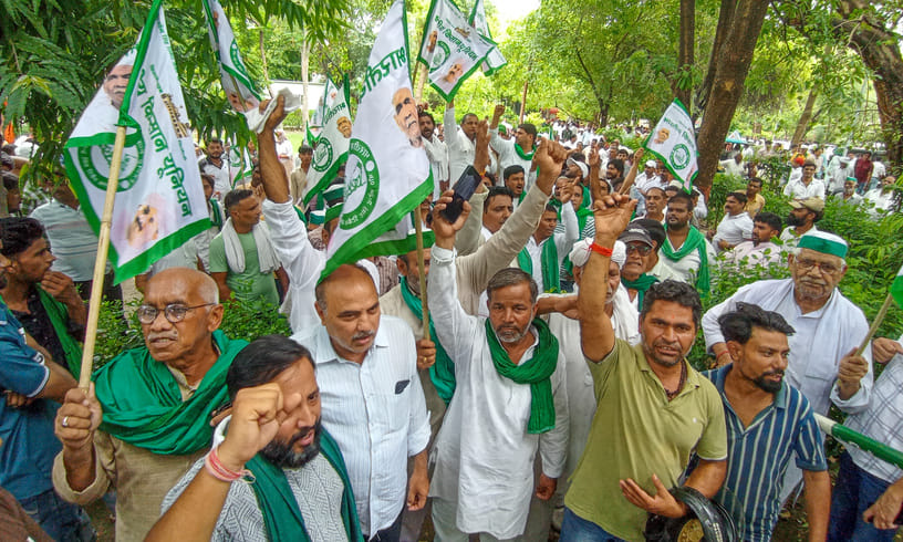 Farmers' protest blocks Hapur Road; clash with police at Bhojpur toll plaza.