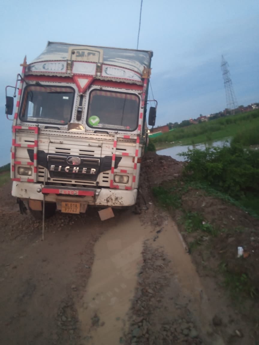 कंसहरी-कासिमाबाद बाईपास मार्ग पर फंसा धान की भूसी लदा ट्रक। संवाद
