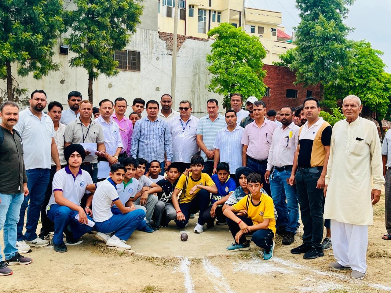 खेलकूद प्रतियोगिता के विजेताओं के साथ शिक्षा विभाग के अधिकारी व अन्य। संवाद