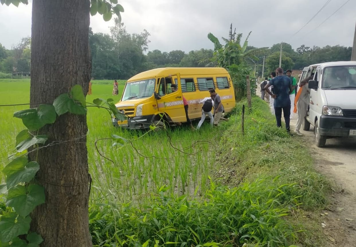School bus entered field due to steering failure, accident averted