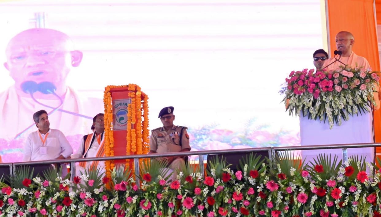 CM Yogi takes a dig at the SP in Shravasti... Babua' became Chief Minister, he used to wake up at 12 noon.