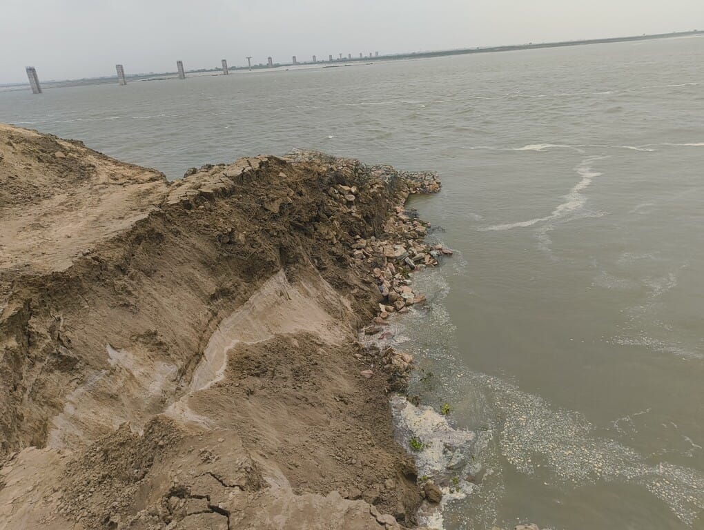 लालगंज क्षेत्र के शिवपुर गांव के समीप गंगा नदी के कटान में बहा कटर।संवाद
