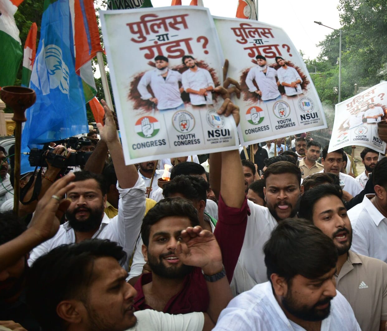 SP, Congress, and AAP protest in Lucknow following the arrest of leaders in Delhi