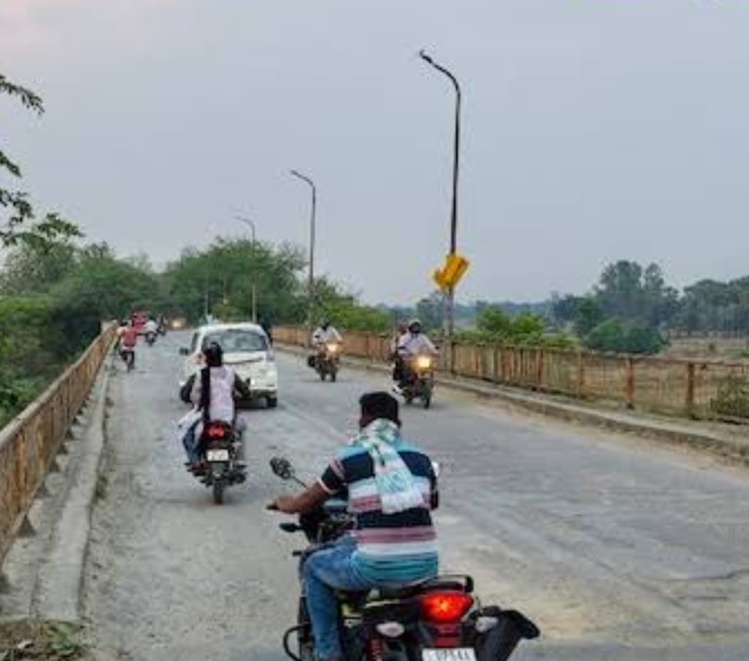 Old bridge over Tamsa River closed; people traveling an extra 20 km.