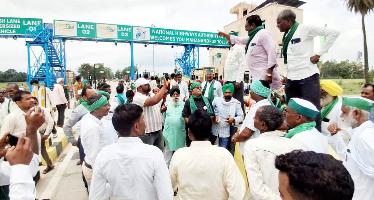 BKU activists protest at Mahanandpur toll plaza; toll made free for half an hour.