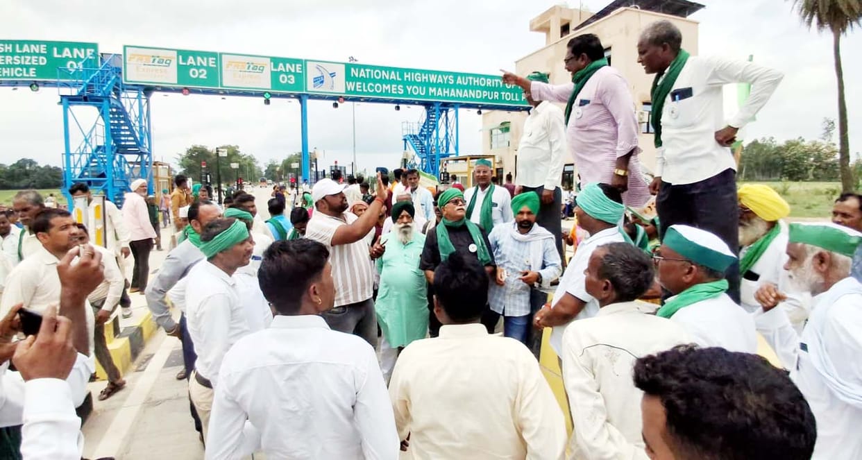 BKU activists protest at Mahanandpur toll plaza; toll made free for half an hour.