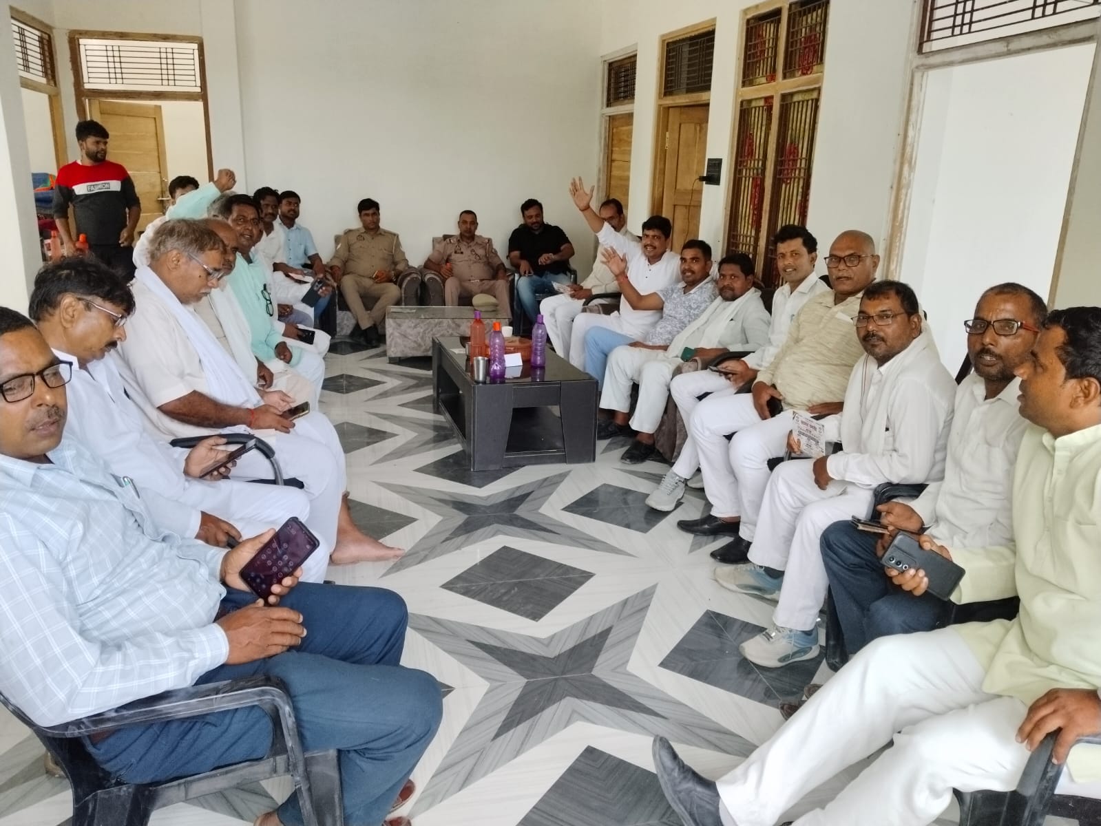 महरुआ के बरामदपुर जरियारी गांव में हाउस अरेस्ट किए गए जिलाध्यक्ष कांग्रेस कृष्ण कुमार यादव व मौ