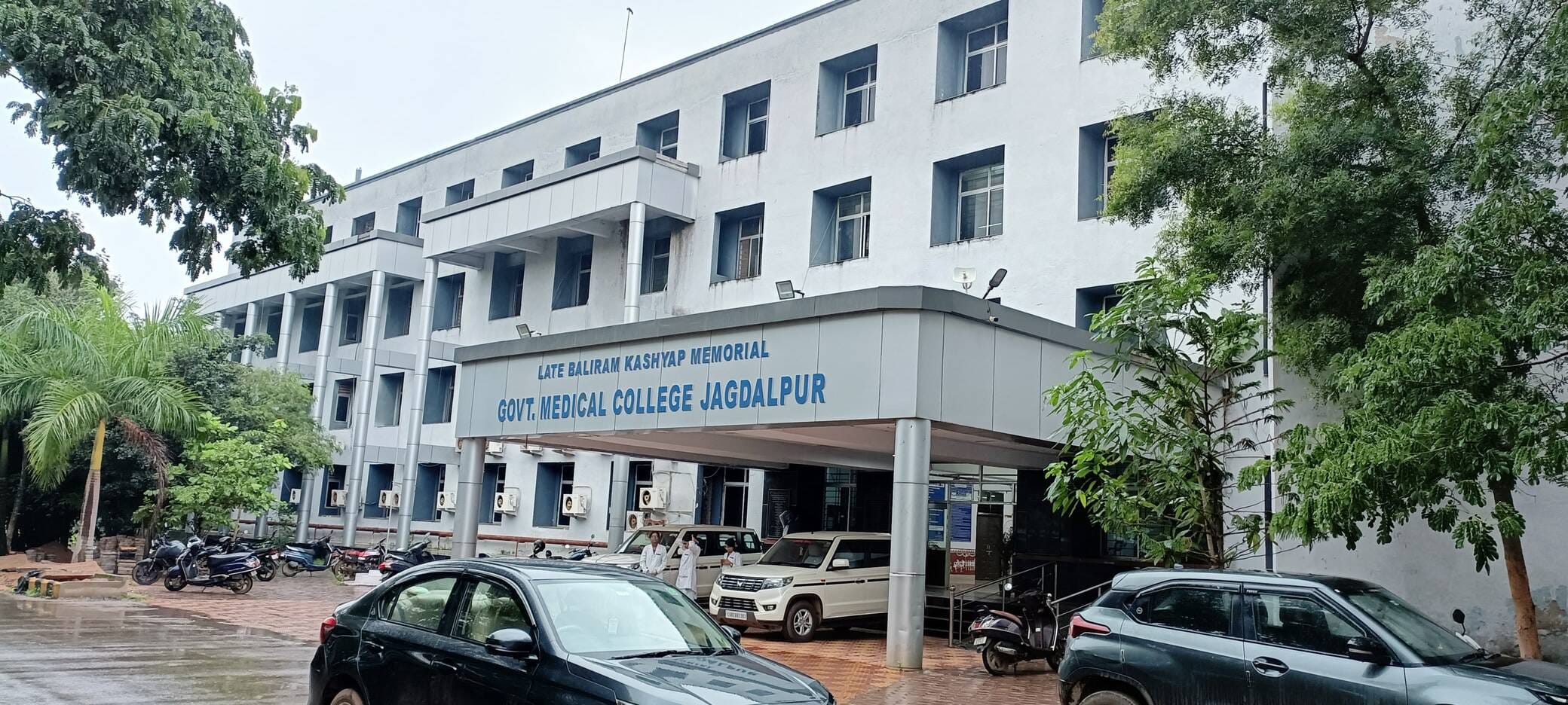 मेकाज व राखी पटेल अपने परिवार के साथ