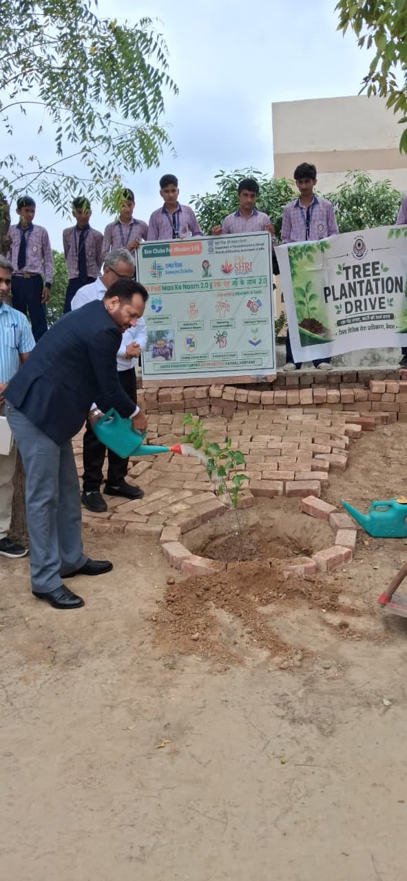 मुख्य अतिथि कंवल कुमार ने विद्यालय परिसर में पौधरोपण करते हुए। विज्ञप्ति