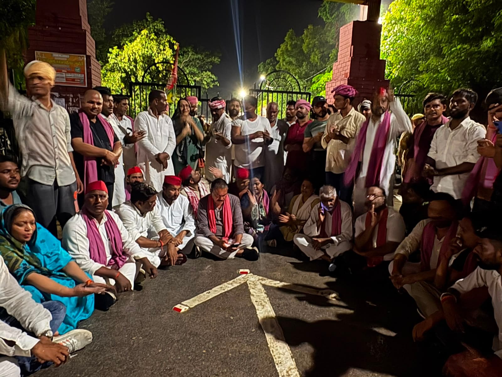 मुख्यालय पर प्रदर्शन करते सपा नेता। संवाद