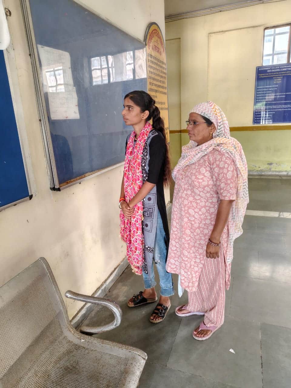 मेरिट सूची जारी होने के बाद कॉलेज परिसर में सूची में अपना नाम देखती छात्रा। संवाद 
