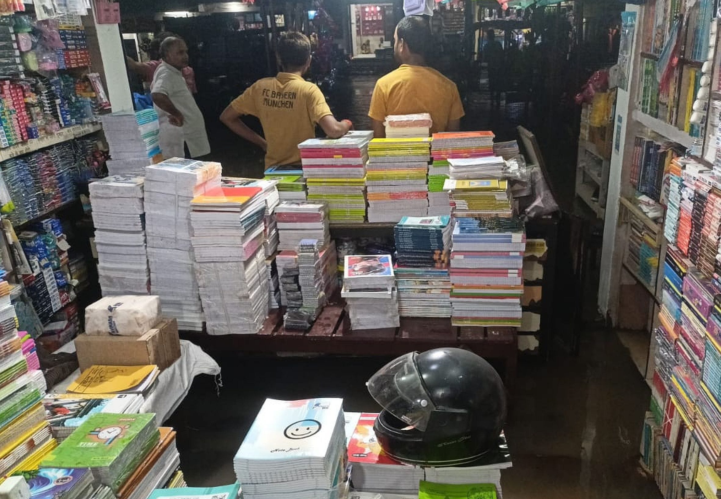 मुसाफिरखाना कस्बा स्थित दुकान में हुआ जलभराव। स्रोत: स्थानीय नागरिक