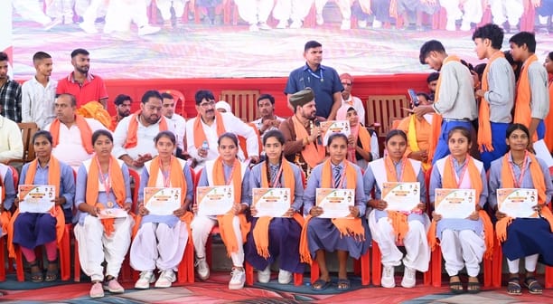 मेधावियों के साथ पूर्व सांसद।