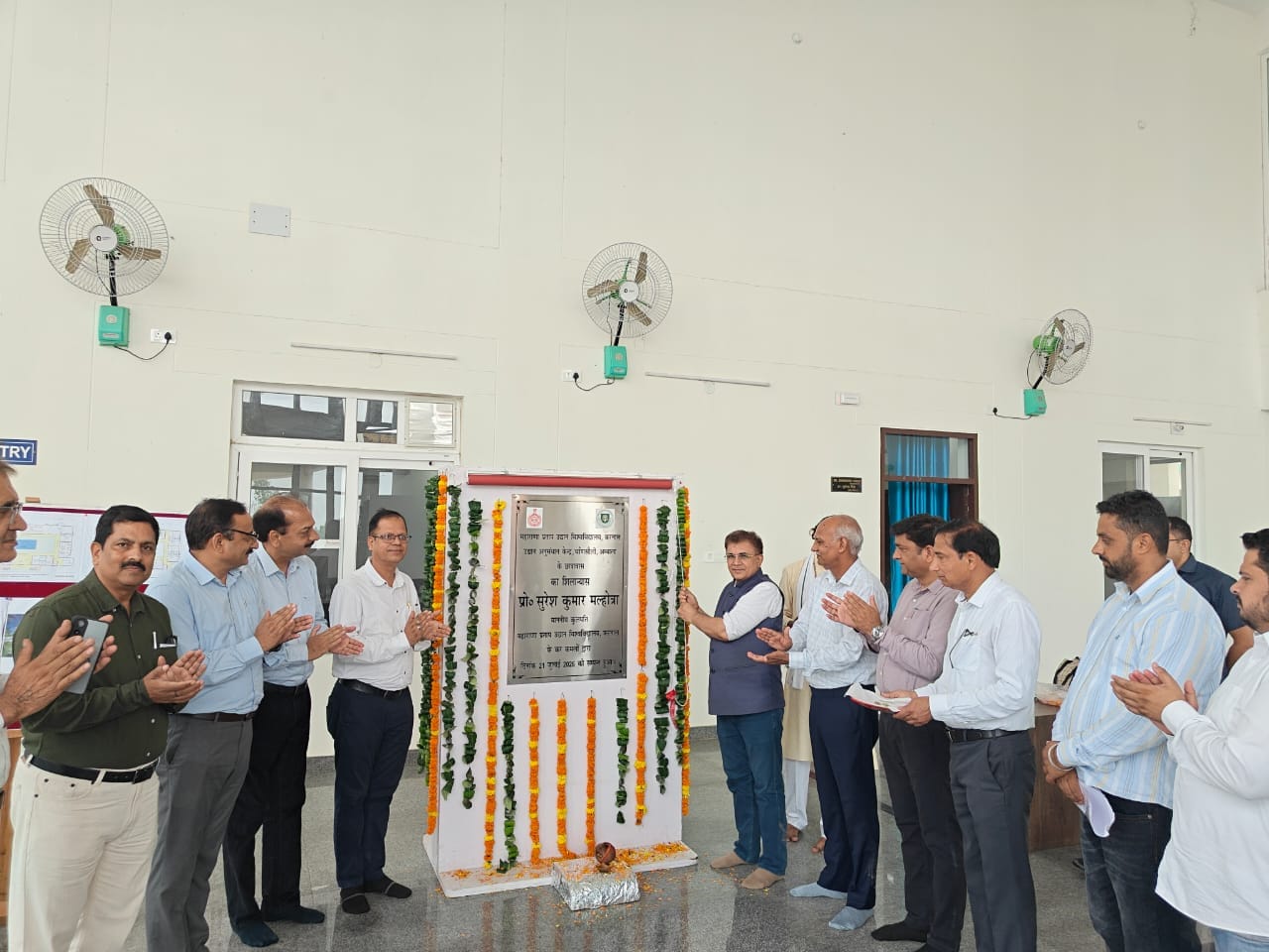 नारायणगढ़ में कुलपति प्रो. सुरेश मल्होत्रा छात्रावास का शिलान्यास करते हुए। प्रवक्ता
