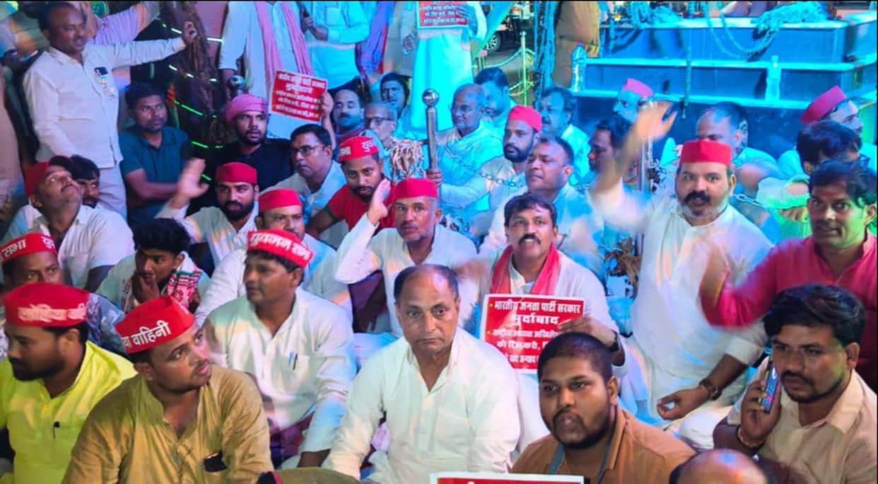 The opposition staged a protest against the detention of Akhilesh and Rahul.