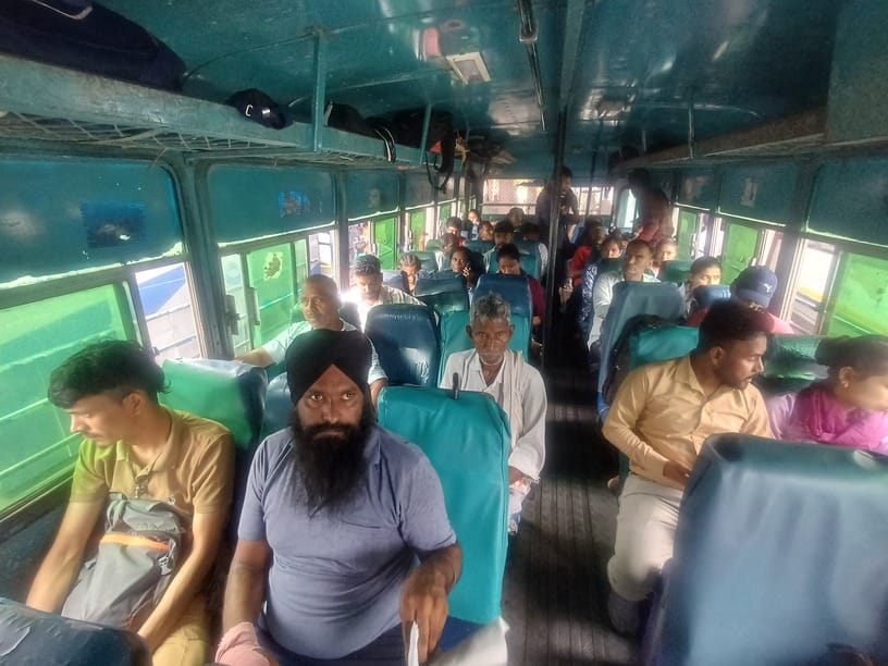 पंजाब की ओर जाने वाली बस में बैठे यात्री परेशान होेते हुए। संवाद