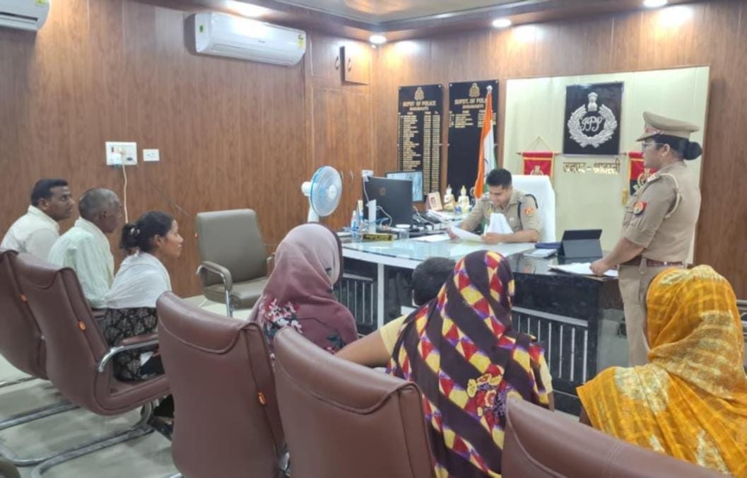 पुलिस कार्यालय में फरियाद सुनते एसपी।