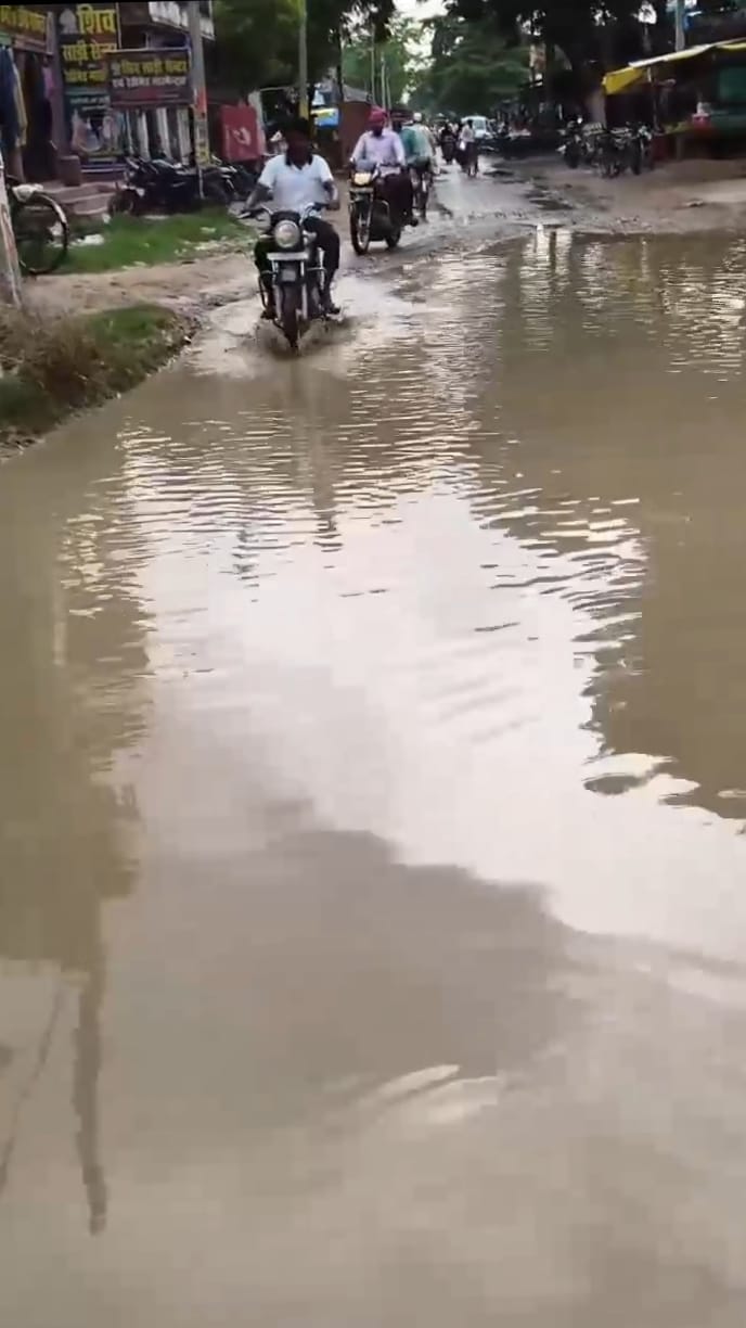 Commuters inconvenienced by waterlogging on the road