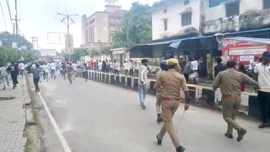 Students and police faced off for 4 hours, chased from the collectorate to Ambedkar Park, 50 taken into custody