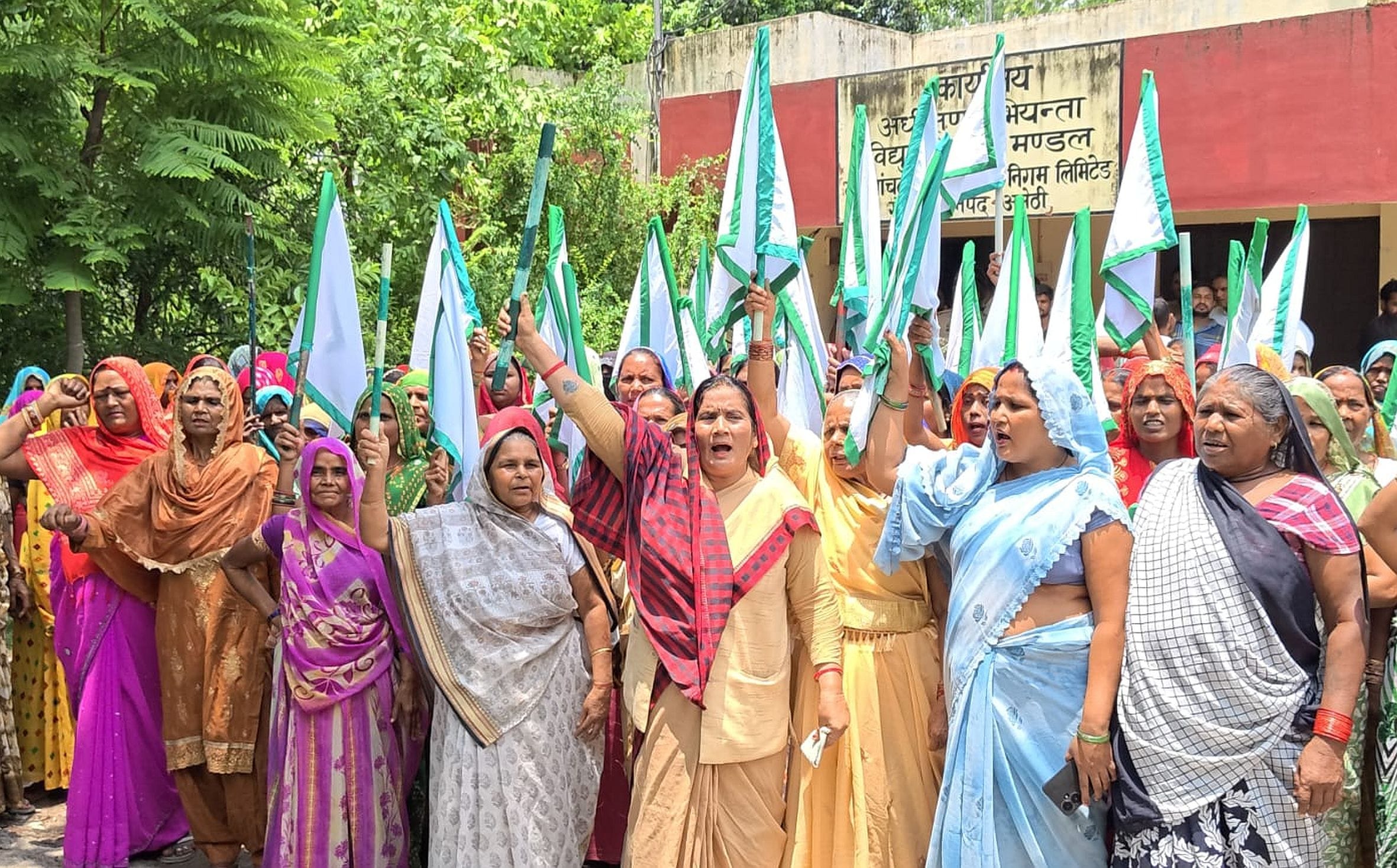 प्रदर्शन करतीं महिलाएं