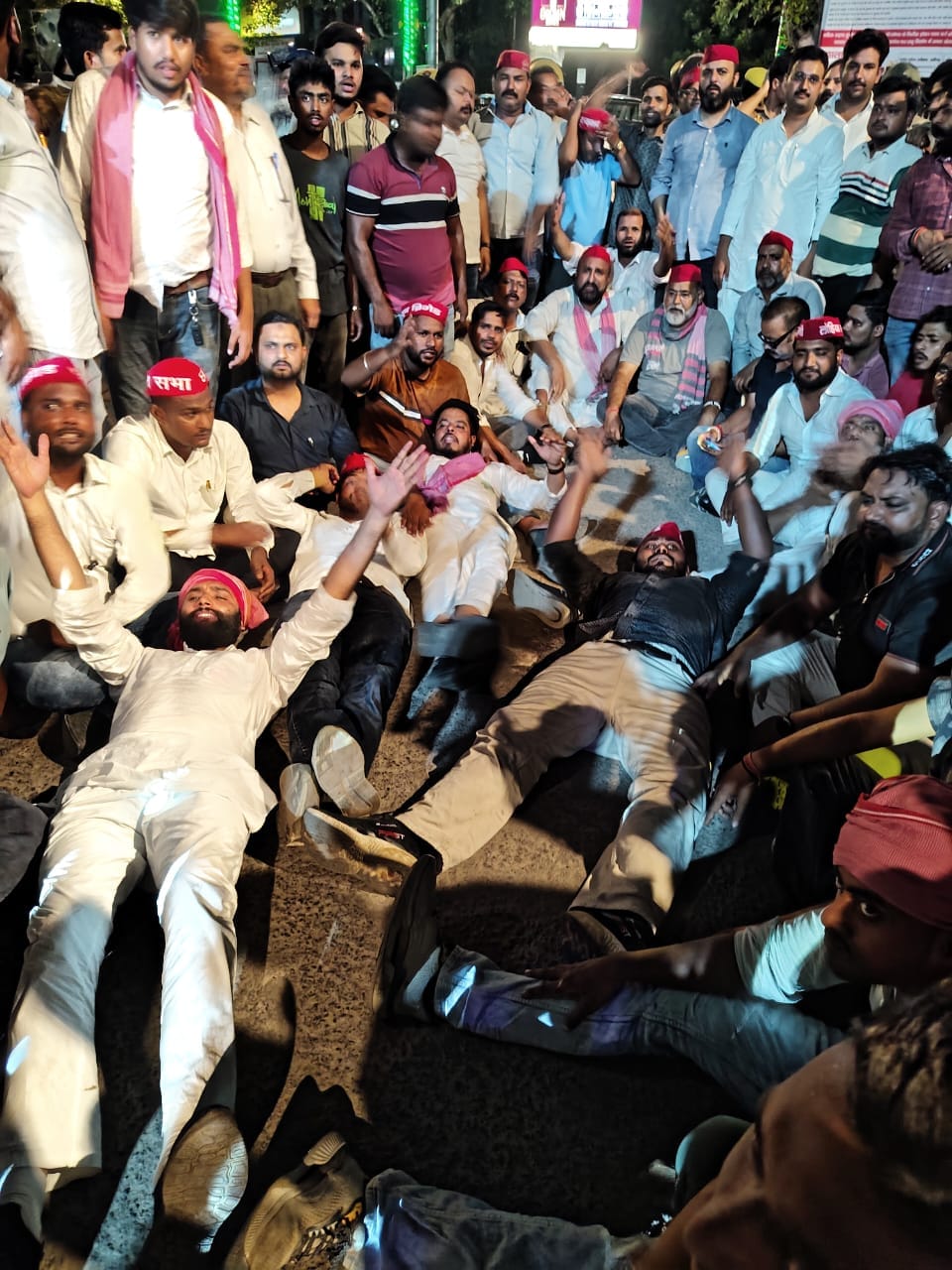 Protest over the detention of Rahul and Akhilesh