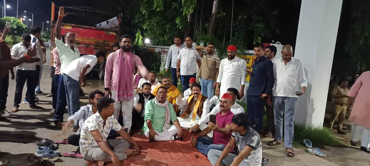 Party workers staged a sit in protest demanding the release of the SP chief.