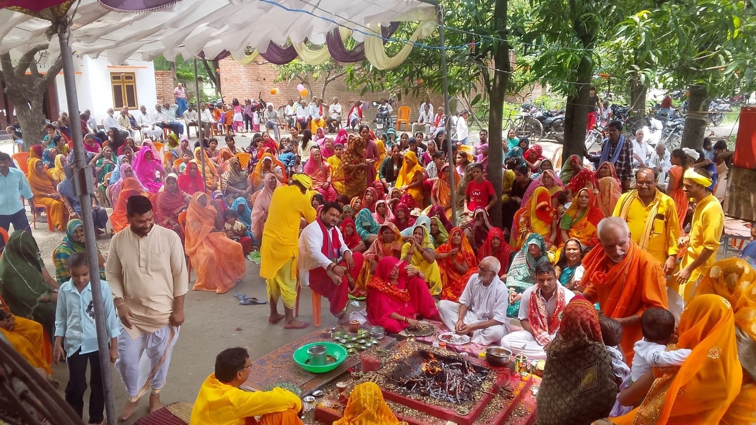 पसिका में काली माता मंदिर परिसर में आयोजित शतचंडी महायज्ञ के समापन पर हवन-पूजन करते लोग। संवाद