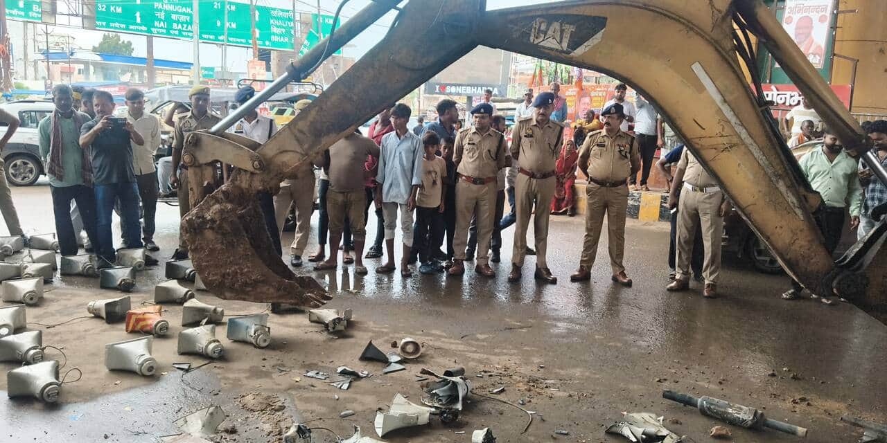 रॉबर्ट्सगंज बढ़ौली चौक पर हूटर ,प्रेशर हार्न नष्ट कराते एएसपी । ंसंवाद