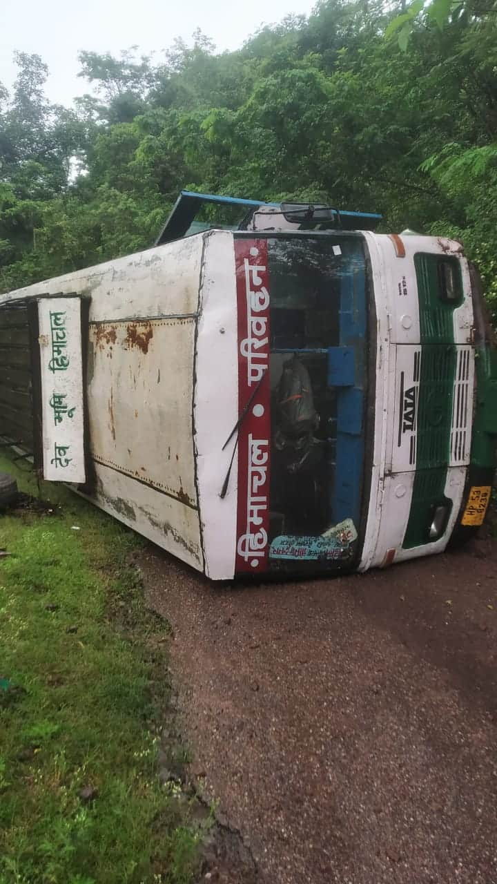 HRTC bus overturns due to brake failure; all five occupants have a narrow escape.