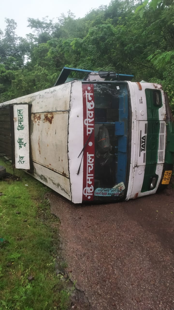 HRTC bus overturns due to brake failure; all five occupants have a narrow escape.