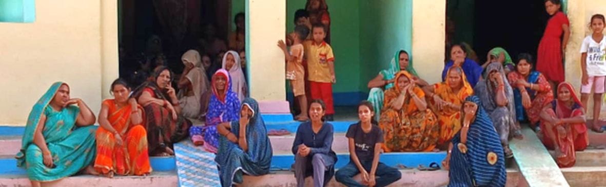 रोते बिलखते छात्र के परिजन