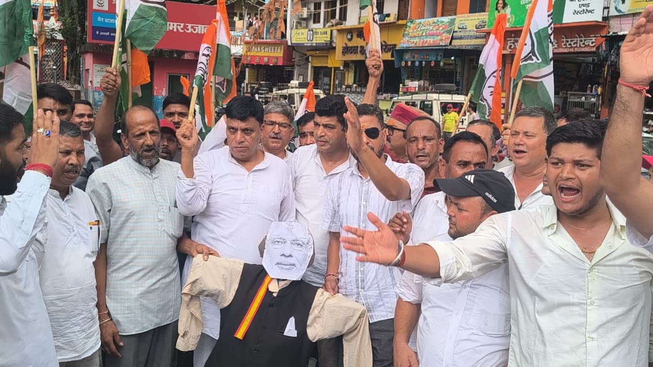 रुद्रप्रयाग में पीएम का पुतला दहन करते कांग्रेस कार्यकर्ता। संवाद