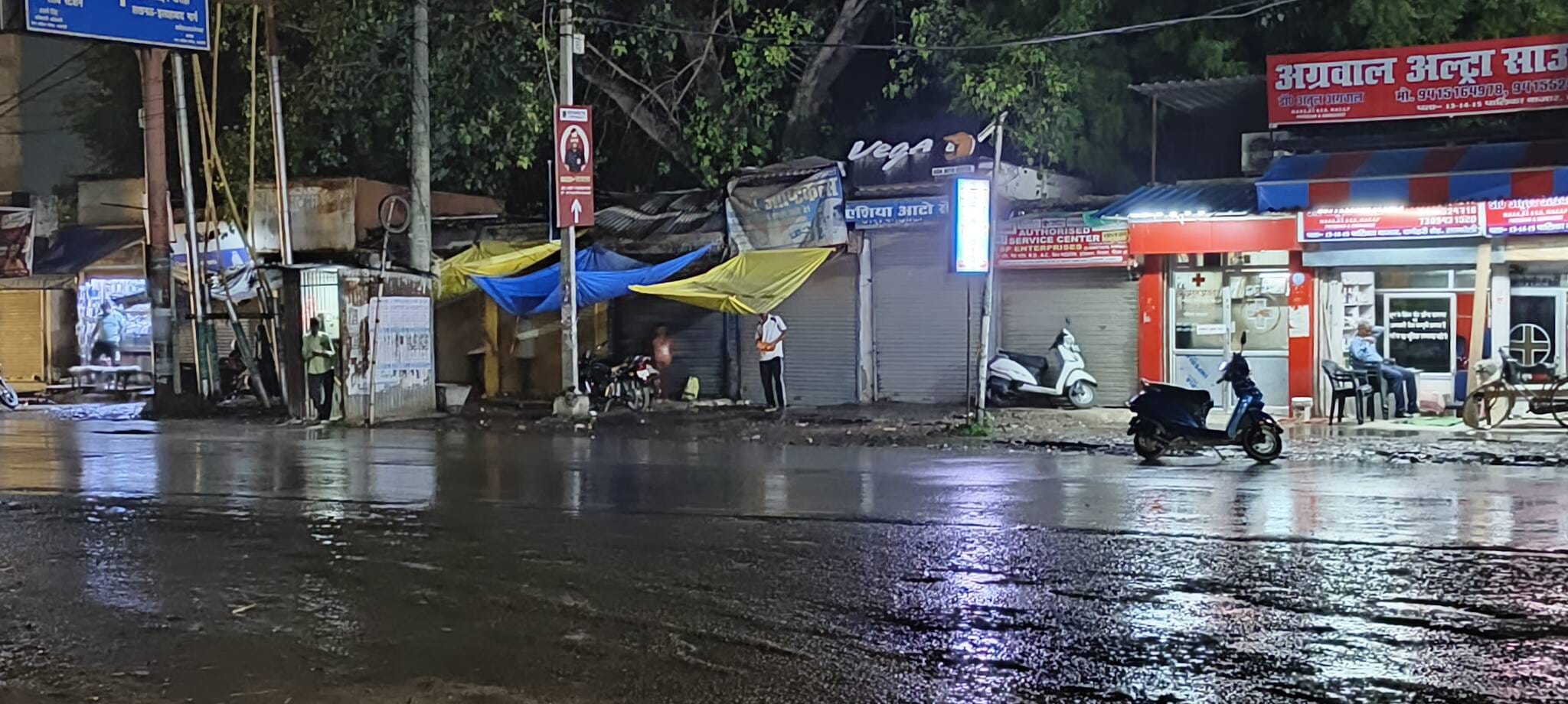 रायबरेली में मंगलवार की शाम कचहरी रोड पर रिमझिम होती बारिश । 